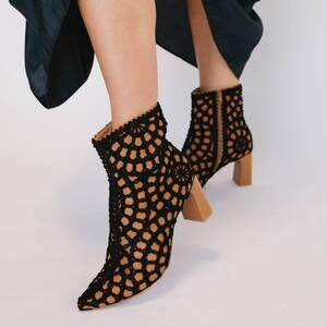 NEW LOVE RIO women's the lattice luxe bootie in black